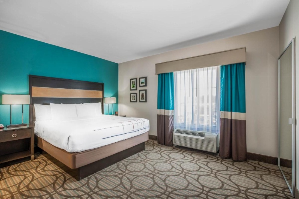 La Quinta Inn & Suites by Wyndham West Little Rock